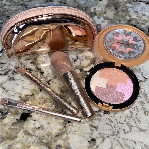 MAC Cosmetics Other - ✨MAC CUSTOM BRUSH LE SET W LE GLEAMTONES POWDER✨